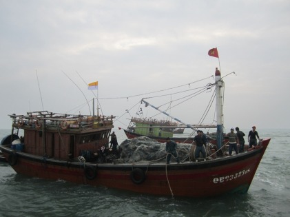 Tàu mang biển hiệu QB.93323.TS và lưới của tàu gặp nạn đã được vớt lên